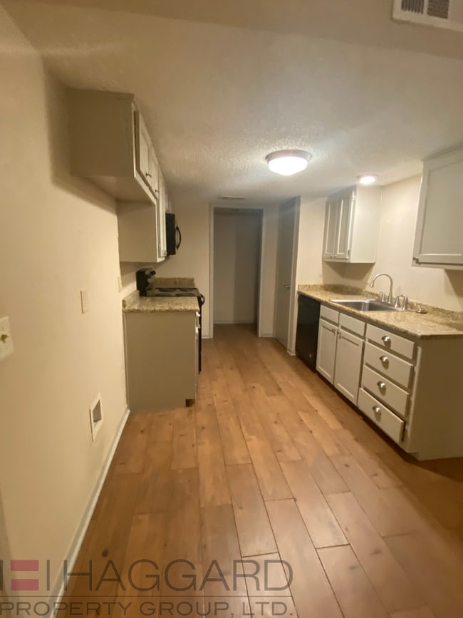 Building Photo - 10101 Camelot Dr