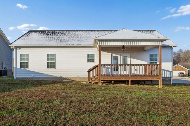 Building Photo - Quiet cut-de-sac living with country views!