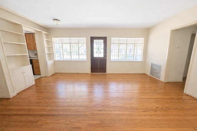 Building Photo - 903 Lamonte Ln