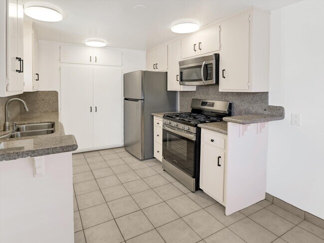 Building Photo - 218 25th Pl