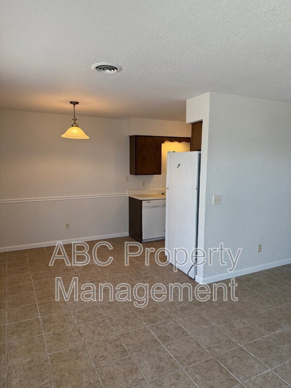 Building Photo - 1226 W Bishop Dr
