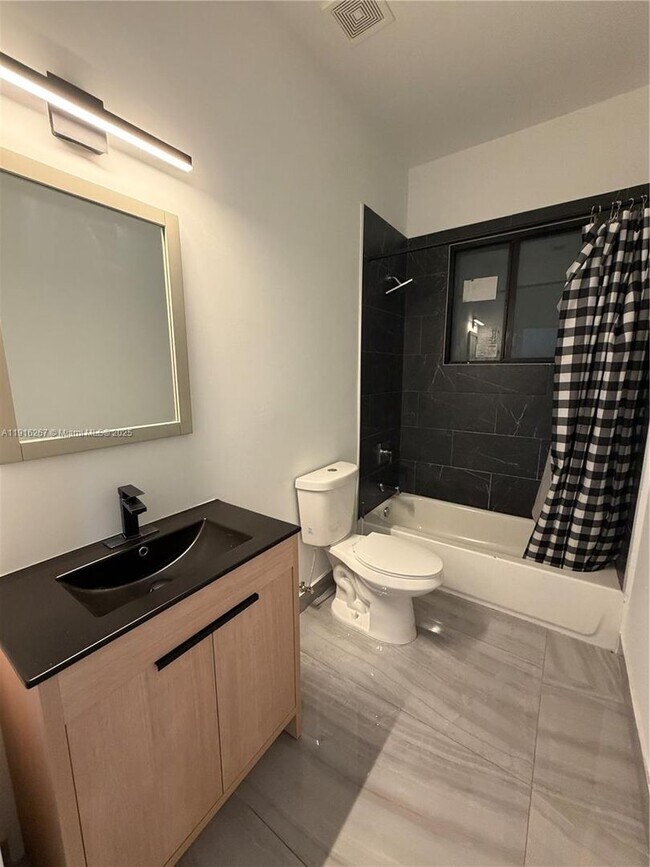 Building Photo - 932 SW 10th St