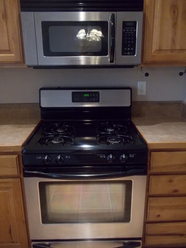 Building Photo - Beautiful home close to HAFB and town.