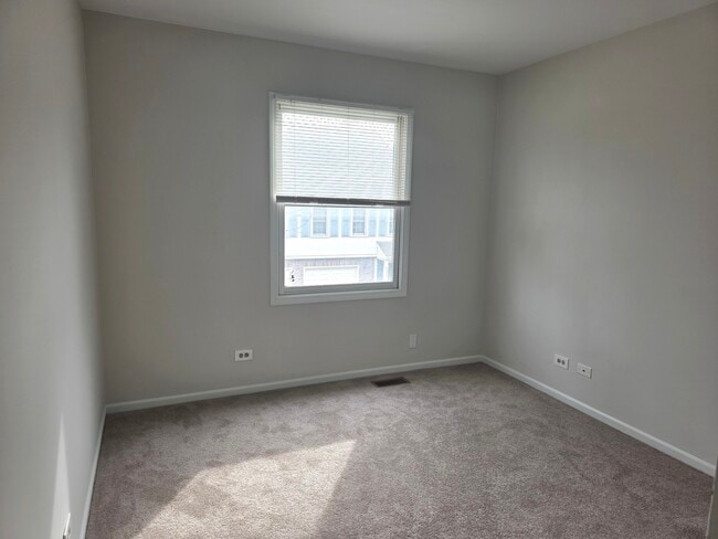 Building Photo - 2549 College Hill Cir