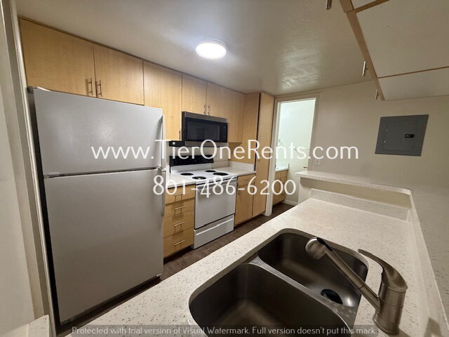 Building Photo - ** Limited Time Offer ** $500 OFF your first month's RENT!