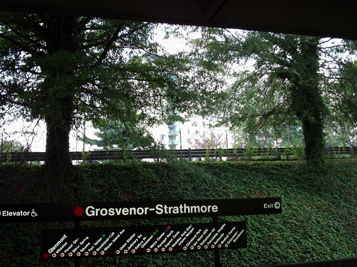 Metro Station - 10201 Grosvenor Pl