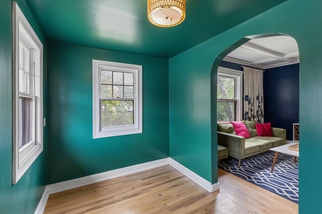 Building Photo - 3 Bedroom; 2 Bathroom near Hanscom Park!