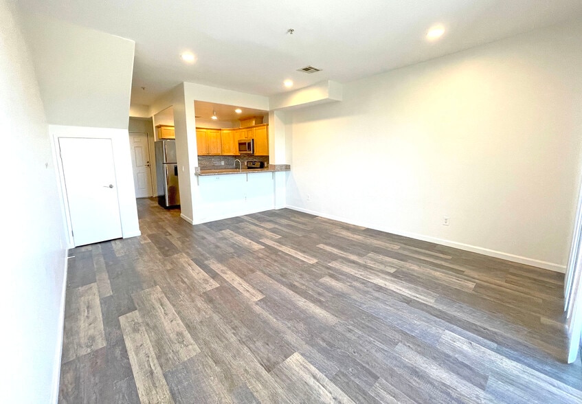 Livingroom 2 - 5330 Satsuma Ave