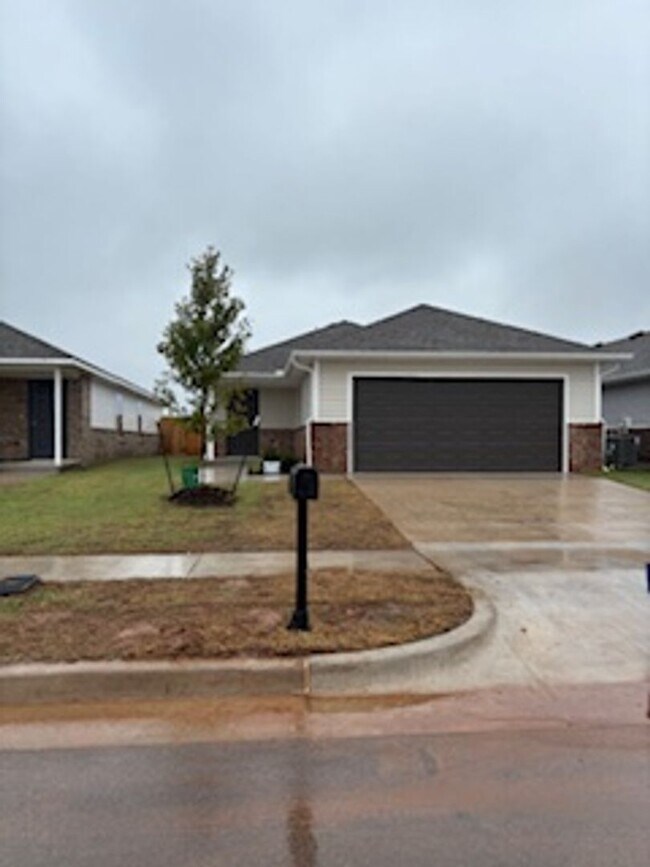 Building Photo - New Home! 1st month free!