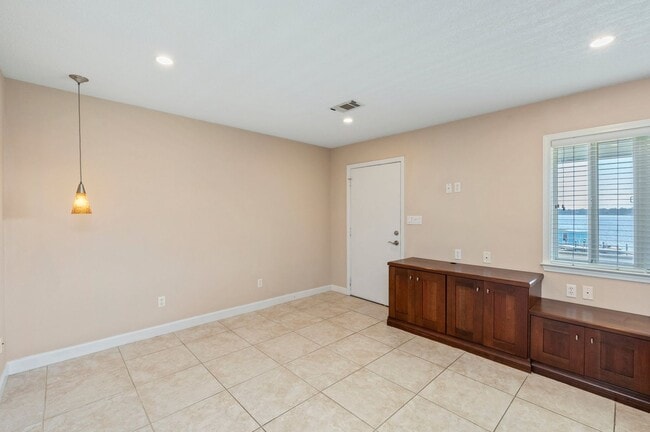 Building Photo - Gorgeous Water Views!