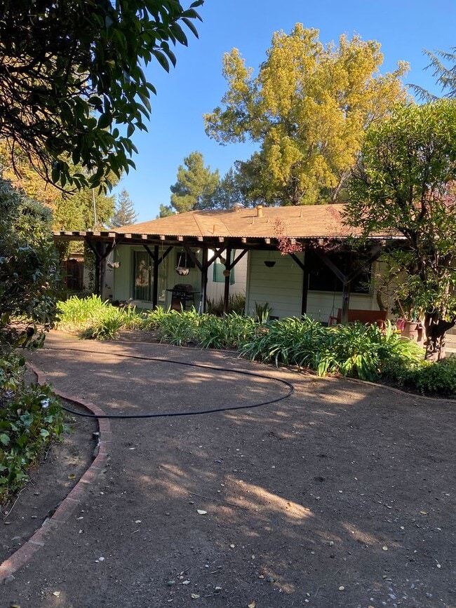 Building Photo - 3 bed + bonus room House available. Pets W...