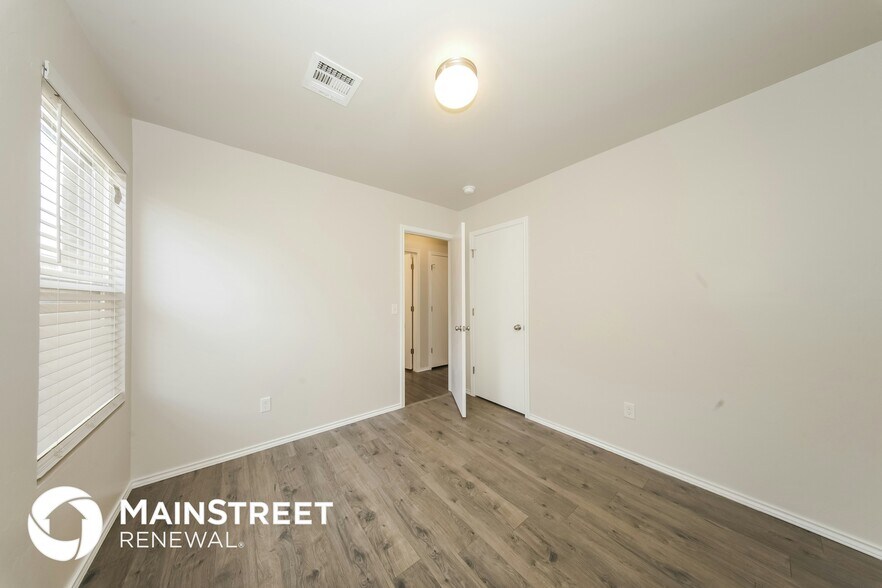 Building Photo - 5632 Dunlin Rd