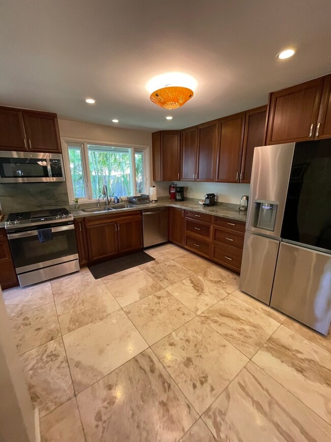 Building Photo - 456 Portlock Rd