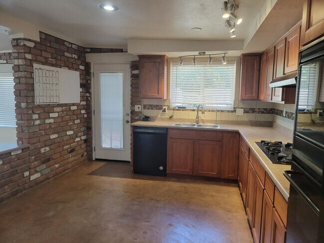 Building Photo - 3 bedroom/2 Bath with added Studio