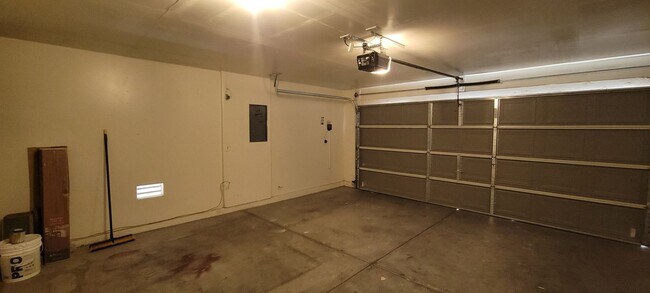 Building Photo - Executive Living Don't Miss Out 4 bdrm