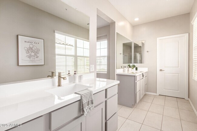 Building Photo - 1535 E Dublin St