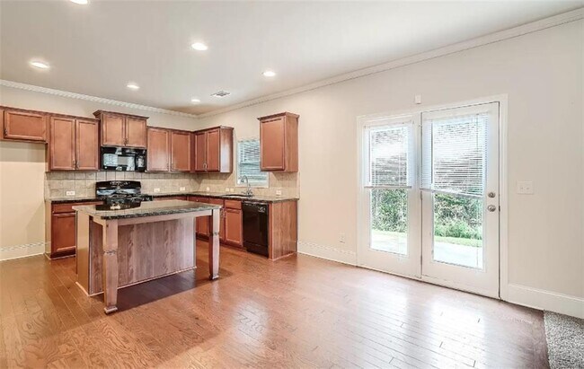 Building Photo - 710 Collingsworth Ln NE