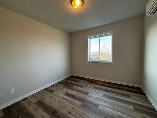 Building Photo - Newer Townhome in Quiet Neighborhood!