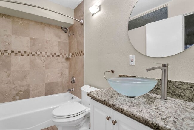 Building Photo - 2600 Torrey Pines Rd