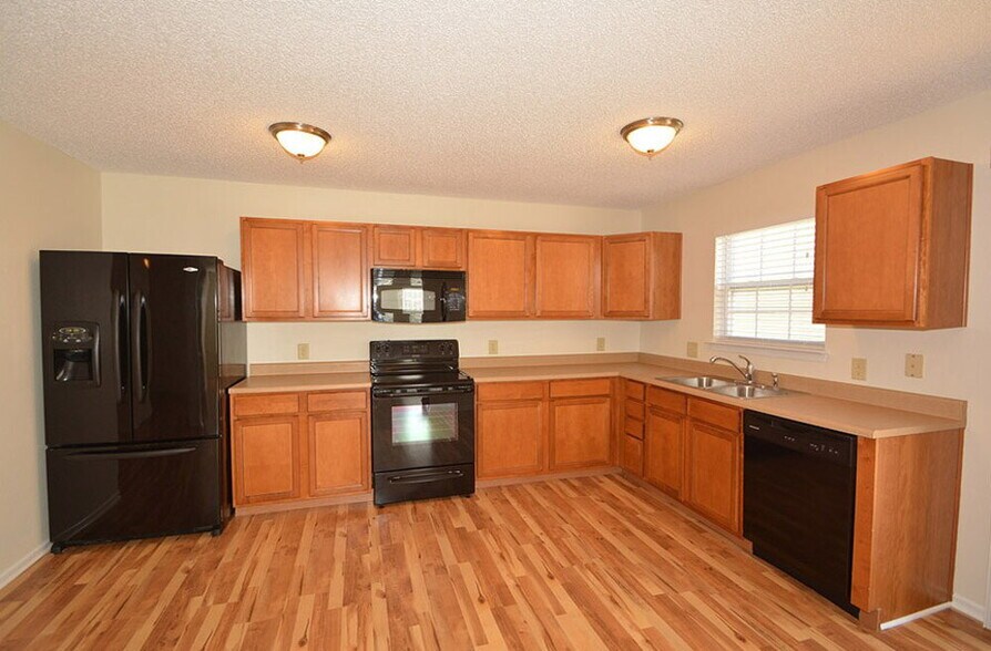 Building Photo - 15459 Border Dr