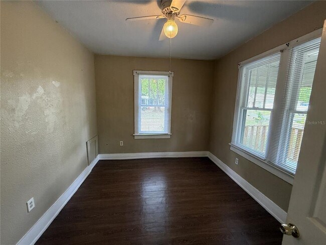 Building Photo - 314 W Crescent Dr