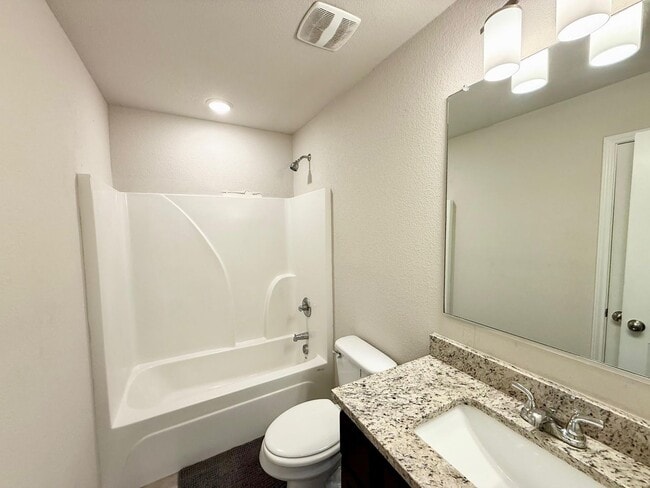Building Photo - Modern 3 Bed, 2 Bath + Office
