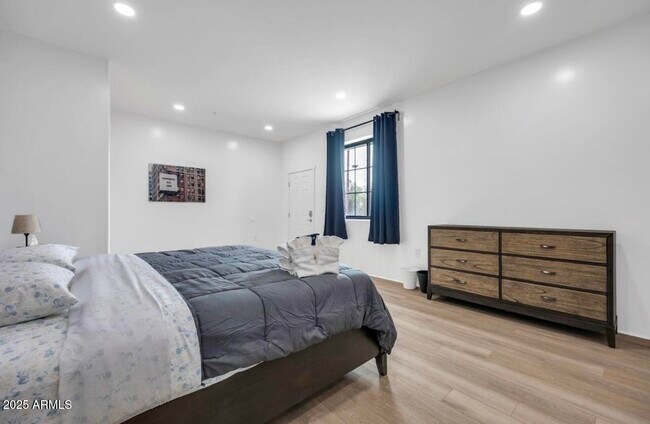 Building Photo - 838 S Farmer Ave