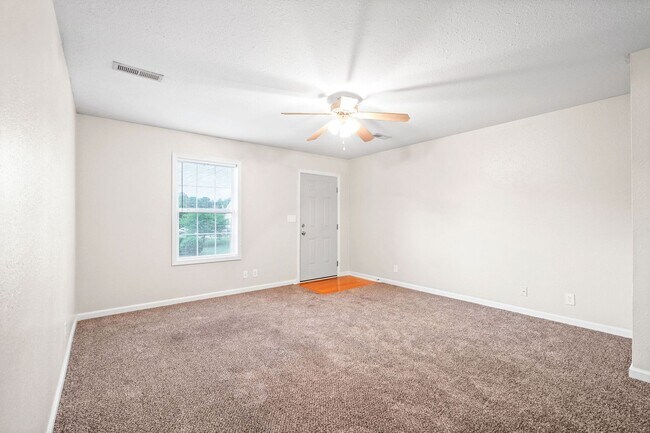 Building Photo - 504 Luxury Dr