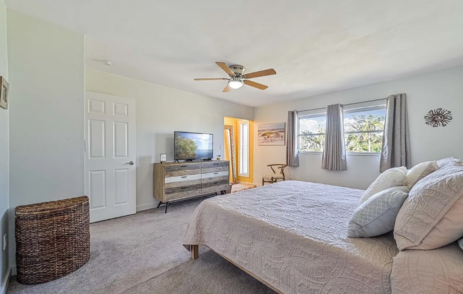 Master Bedroom w King Adjustable Bed - 4267 Island Cir