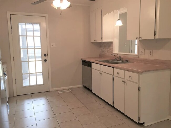 kitchen - 407 Collins Ave