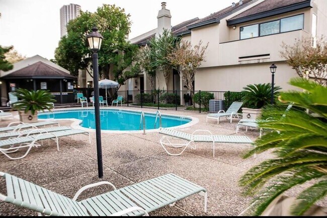 Building Photo - 1112 Bering Dr