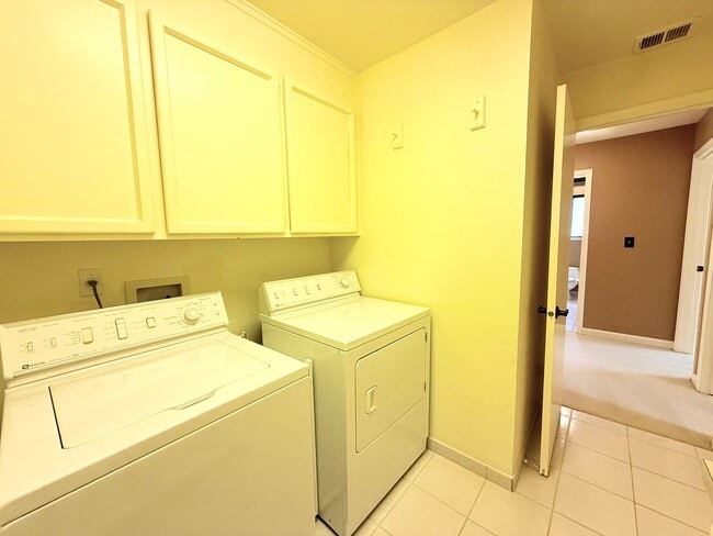 Building Photo - Charming and Move-in Ready, 3BD/2.5BA, Two-Story Townhome in Canyon Green at Canyon Lakes in San ...