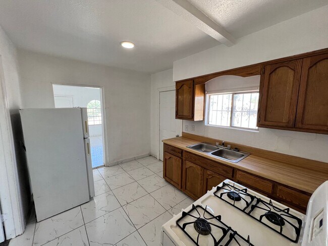 Building Photo - Charming 2-Bedroom Home with Solar Panels ...