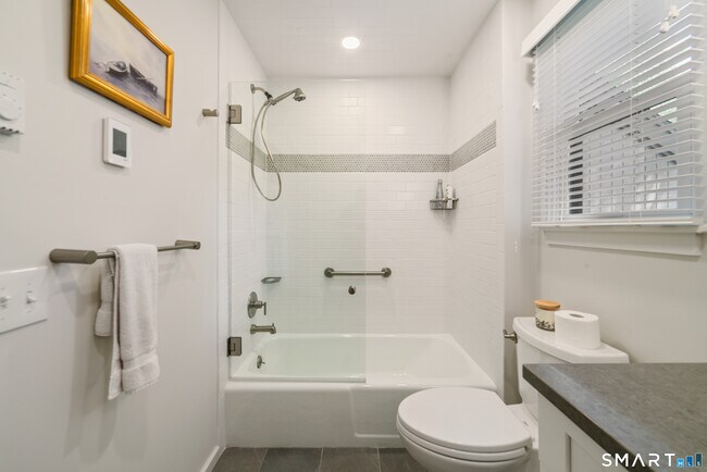 Building Photo - 595 Heritage Vlg