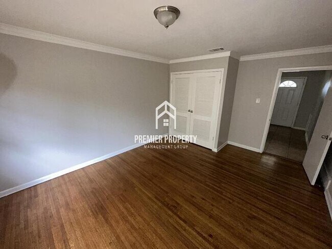 Building Photo - FIRST MONTHS RENT FREE!