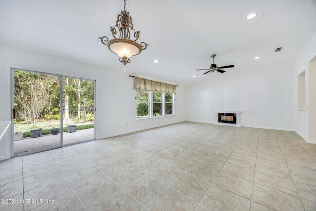 Building Photo - 657 MacKenzie Cir