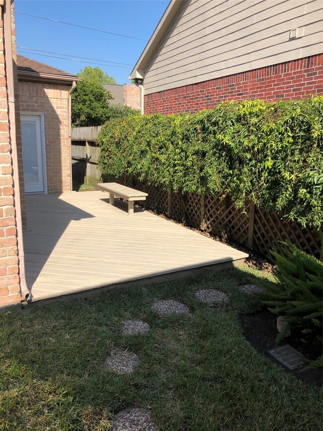 Building Photo - 10310 Chevy Chase Dr