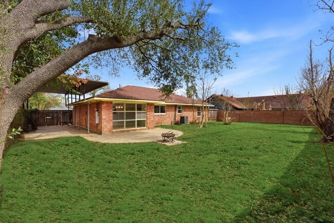 Building Photo - 4929 Libbey Dr