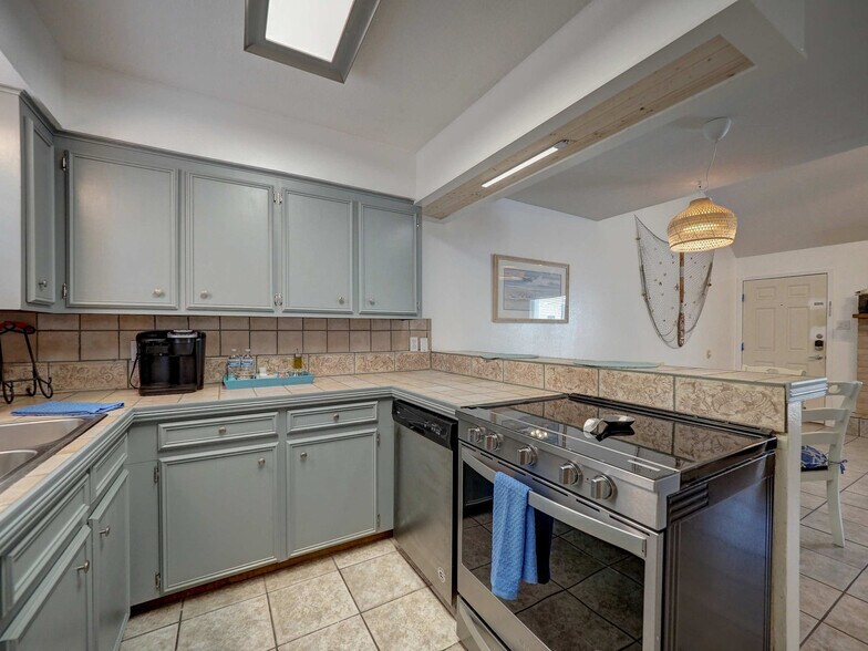 Building Photo - 15201 Leeward Dr