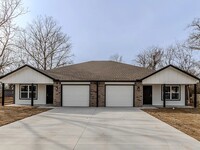Building Photo - 3 Bed | 2 Bath Luxury Duplex
