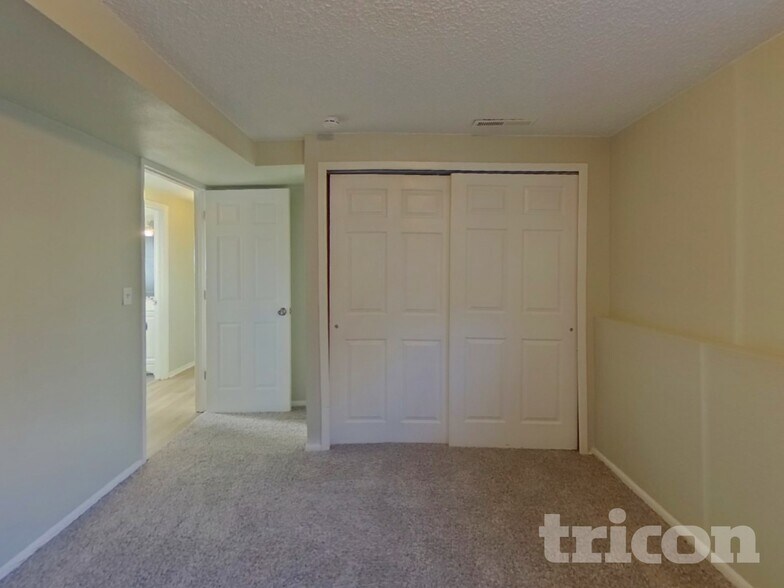 Building Photo - 4985 Montebello Dr