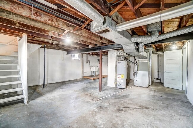 Building Photo - 2 Bedroom, 1 Bathroom with Large Backyard!