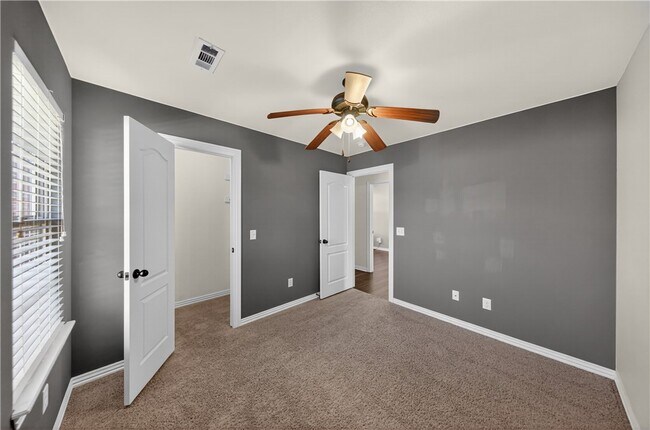 Building Photo - 402 SW Arch St