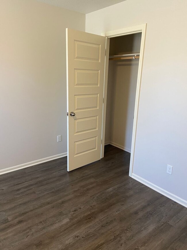 Building Photo - Now Preleasing! Comfortable Three Bedroom | Two and a Half Bath Home in Oak Woods