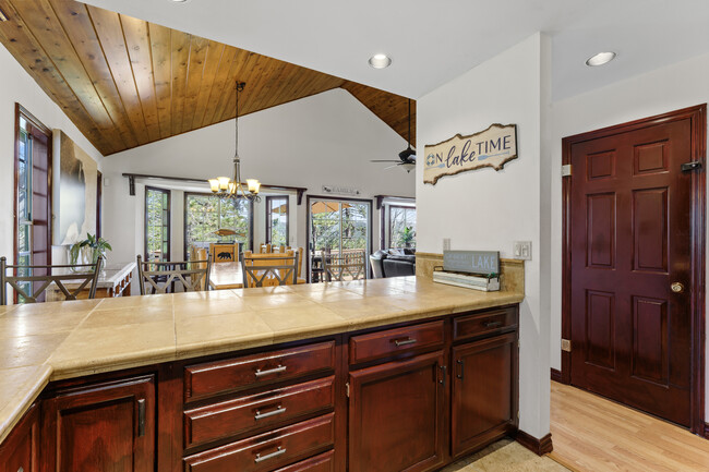 Building Photo - 221 Grizzly Rd