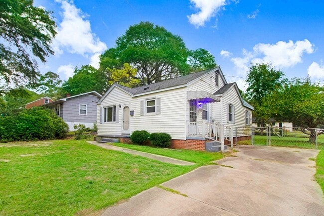 Building Photo - Beautifully Remodeled-3Bd, 1 and 1/2 Ba wi...