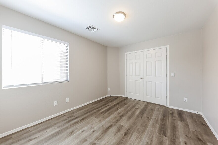 Building Photo - 12557 W Mandalay Ln