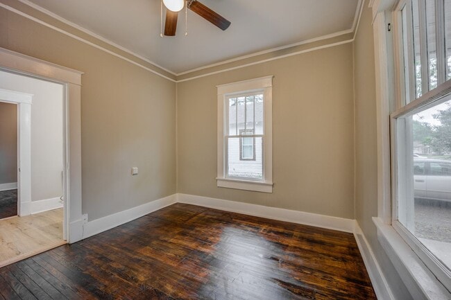 Building Photo - Freshly Updated 2 Bedroom House