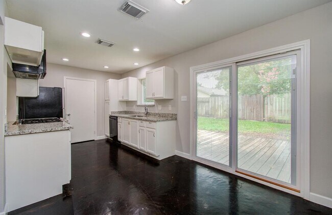 Building Photo - 9426 Charter Ridge Dr