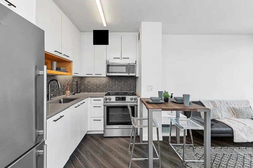 Building Photo - 250 E Houston St